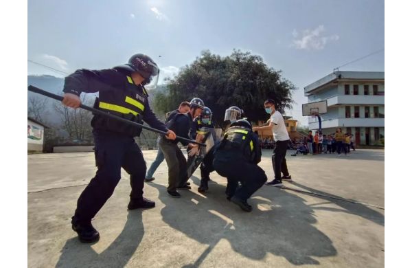 半坡边境派出所：反恐防暴演练进校园
